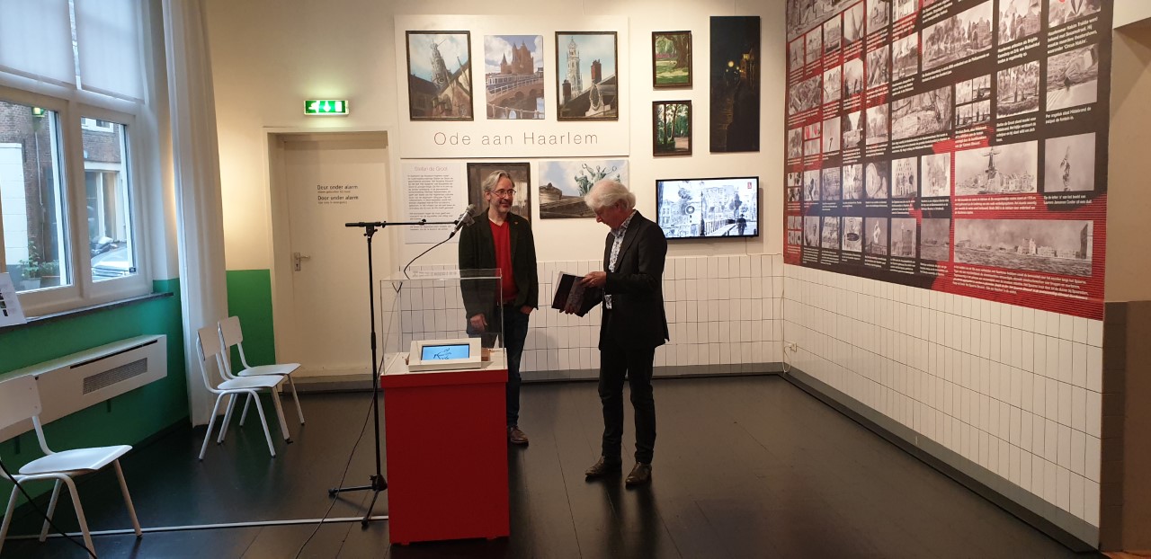 Stefan De Groot Overhandigt Eerste Boek Aan Boudewijn De Groot De Heemsteder