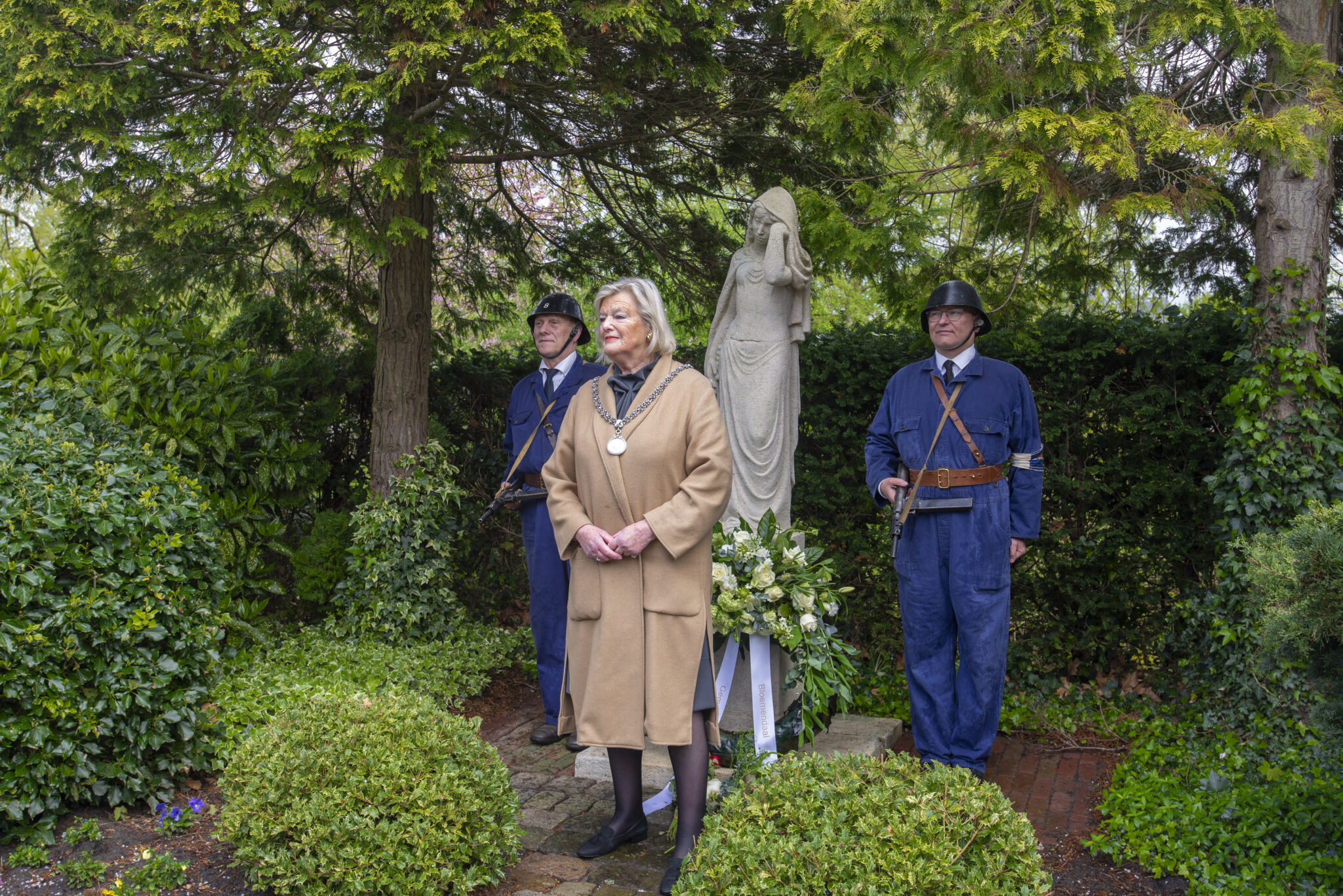 Leerlingen basisscholen Bennebroek dragen oorlogsmonumenten symbolisch ...